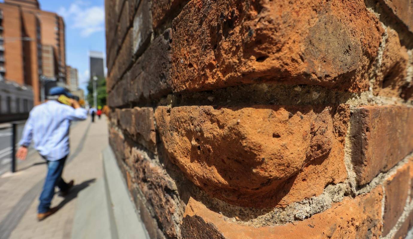  Los ladrillos que componen la Catedral Metropolitana de Medellín se la están carcomiendo con voracidad por los vicios que deambulan por sus alrededores. Foto: Manuel Saldarriaga Quintero.