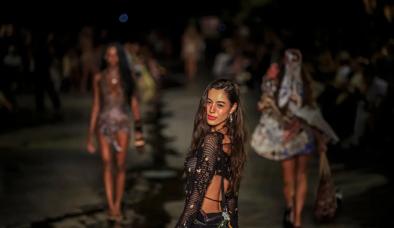 La sensualidad, naturaleza y el poder de lo hecho a mano fueron las premisas de esta pasarela. Foto: Camilo Suárez Echeverry