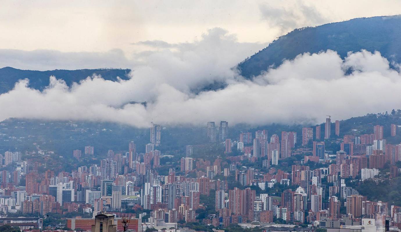 En sectores como El Poblado, Belén, Envigado y Sabaneta, los nuevos conjuntos residenciales se levantan a alturas que en algunos días alcanzan las nubes, en las que la neblina se cuela entre balcones y ventanas. Foto: Juan Antonio Sánchez