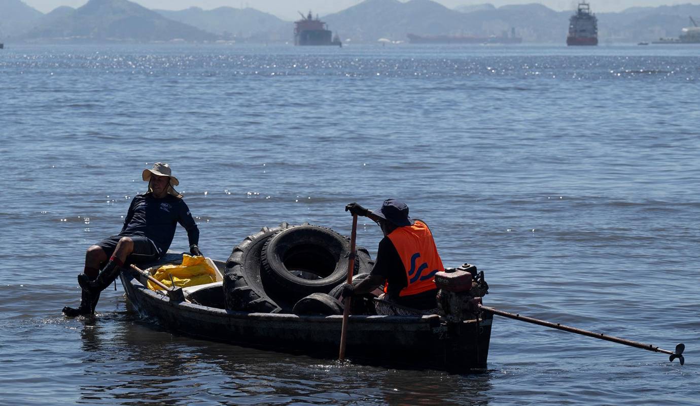 La bahía de Guanabara es una preocupación recurrente para ambientalistas y autoridades locales, la contaminación sigue siendo un problema grave. Mientras tanto, la acción de estos voluntarios es un recordatorio de que el esfuerzo colectivo puede marcar la diferencia en la lucha por un medioambiente más limpio y sostenible. Foto: AFP