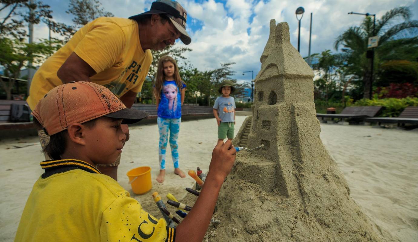 Dice que en Medellín encontró un lugar maravilloso para construir los majestuosos castillos a los que da forma. El problema es que lo quieren sacar. Foto: Camilo Suárez Echeverry