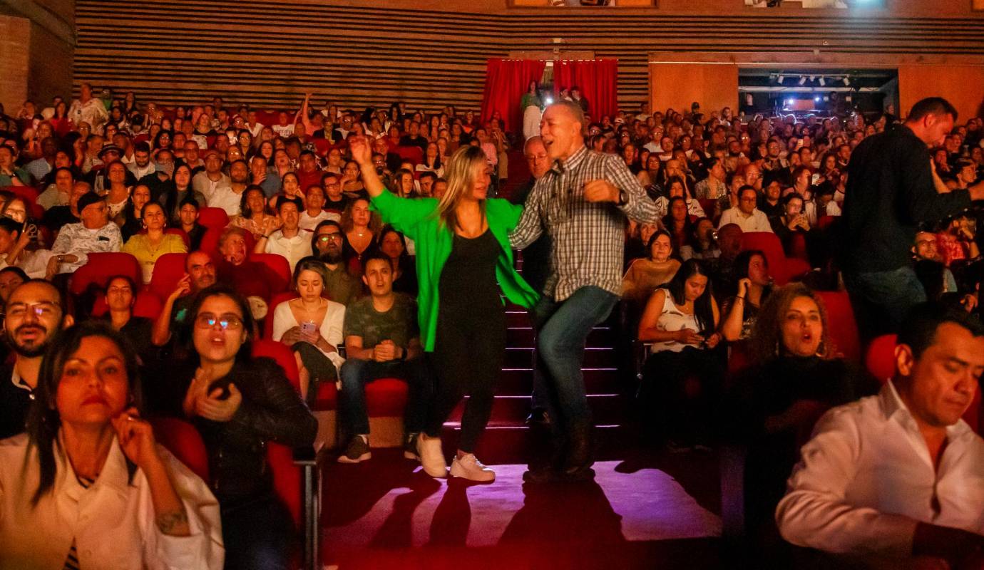 Con un teatro lleno los asistentes aprovecharon cualquier espacio para bailar con las canciones clásicas de la Fania All-Stars. Foto: Carlos Velásquez