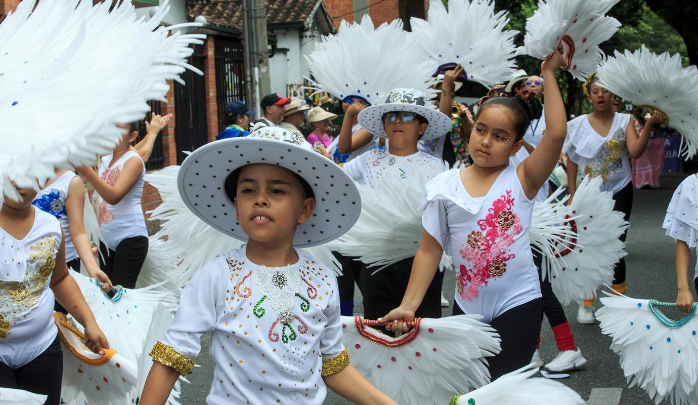 Este desfile es, sin duda, uno de los capítulos más emotivos de toda la Feria de las Flores. La ingenuidad y el entusiasmo de los más pequeños son el motor que mantiene viva esta costumbre ancestral. Foto: Camilo Suárez Echeverry