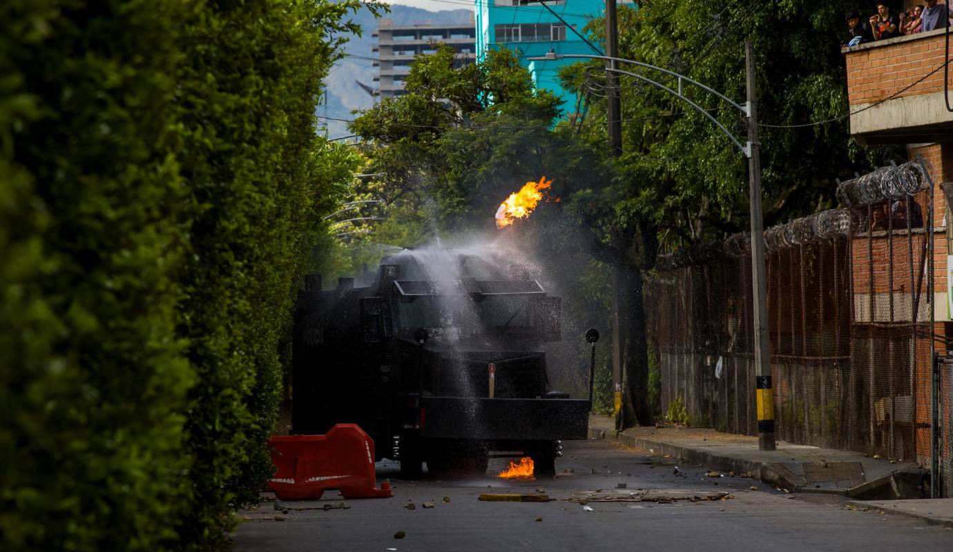 En la zona fue necesaria la presencia de la policía antimotines para desbloquear la vía. Foto: Carlos Velásquez