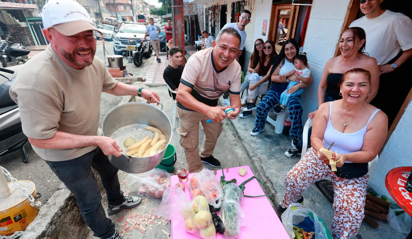 El sancocho, el remedio perfecto para el “guayabo” de Año Nuevo en el Valle de Aburrá. Cientos de familias en Medellín celebran el comienzo de 2026 con los tradicionales sancochos. Foto: Manuel Saldarriaga