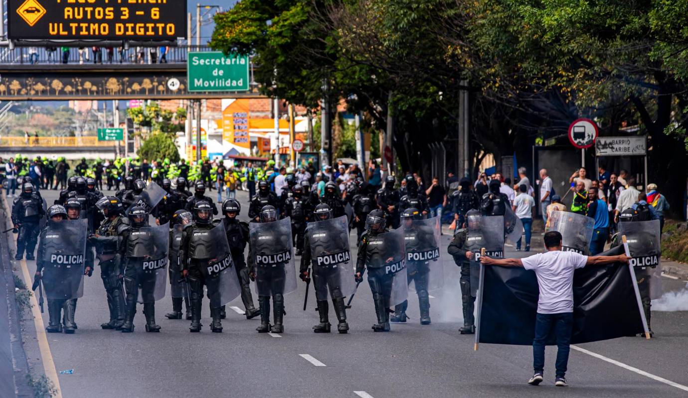 En el lugar no se registraron enfrentamientos de gravedad, aunque si fueron lanzados gases lacrimógenos, los manifestantes no respondieron con violencia. Foto: Carlos Velásquez