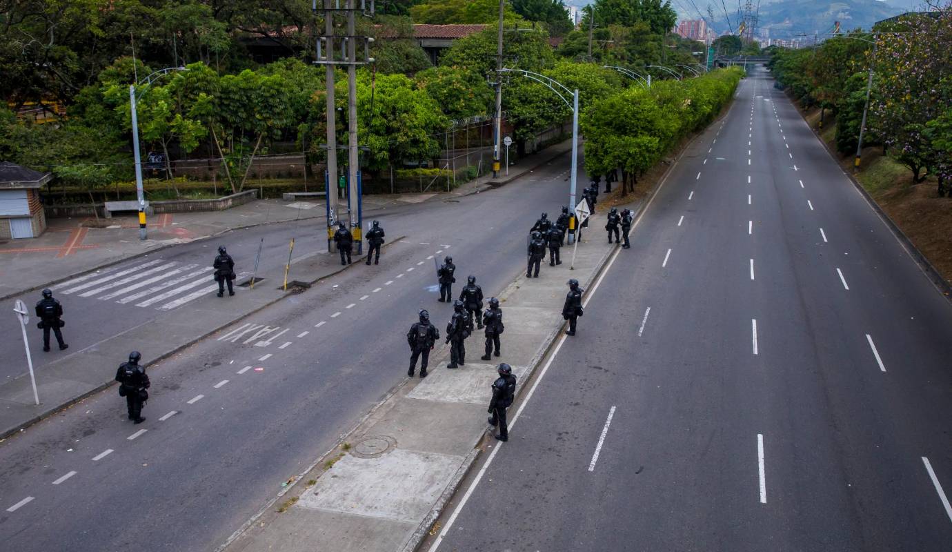 Las manifestaciones comenzaron hacia la 1:30 de la tarde, cuando varios encapuchados se abalanzaron sobre la vía y empezaron a lanzar artefactos explosivos sobre los vehículos. Foto: Carlos Velásquez