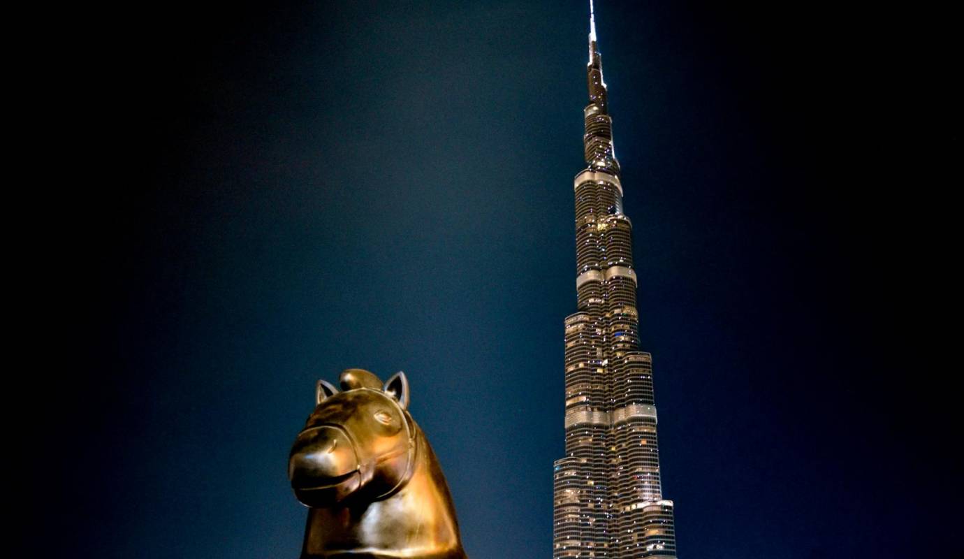 Exposición en Dubai, Emiratos Árabes, la obra el Caballo frente al icónico edificio Burj Khalifa, 2016. Foto: Getty