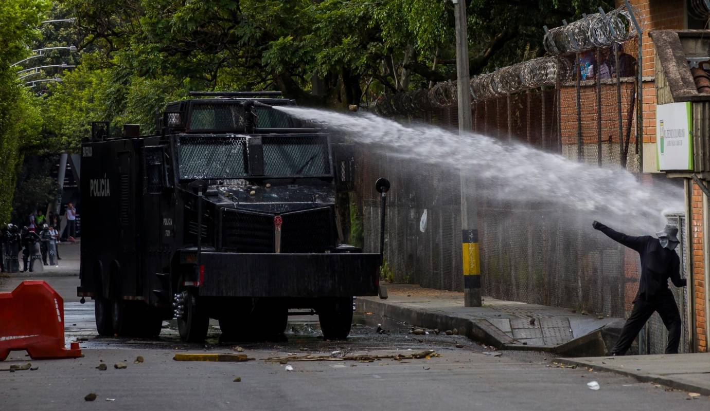 Las manifestaciones comenzaron hacia la 1:30 de la tarde, cuando varios encapuchados se abalanzaron sobre la vía y empezaron a lanzar artefactos explosivos sobre los vehículos. Foto: Carlos Velásquez