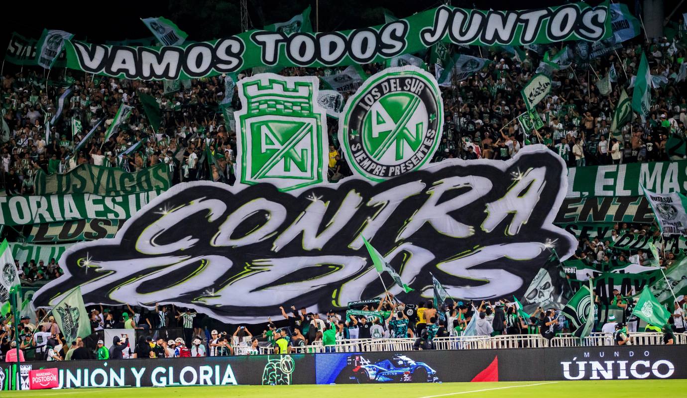 Las tribunas del Atanasio Girardot se llenaron de color y pasión, los hinchas verdolagas alentaron todo el tiempo. El ambiente en el estadio fue electrizante, creando una atmósfera única para el clásico colombiano. Foto: Camilo Suárez Echeverry