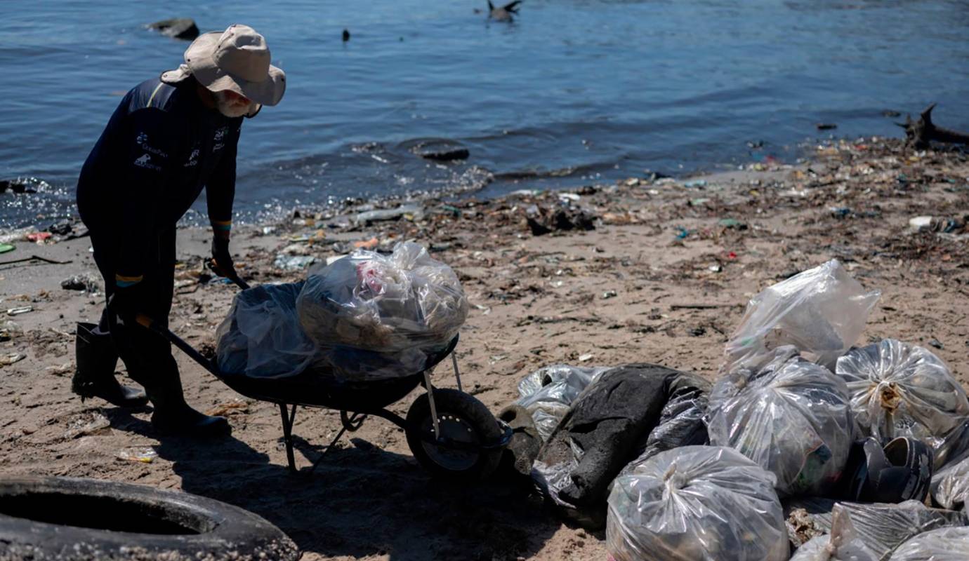Llantas, plásticos, botellas, redes de pesca y otros desechos forman parte del ecosistema de la zona, afectando la biodiversidad marina. Foto: AFP