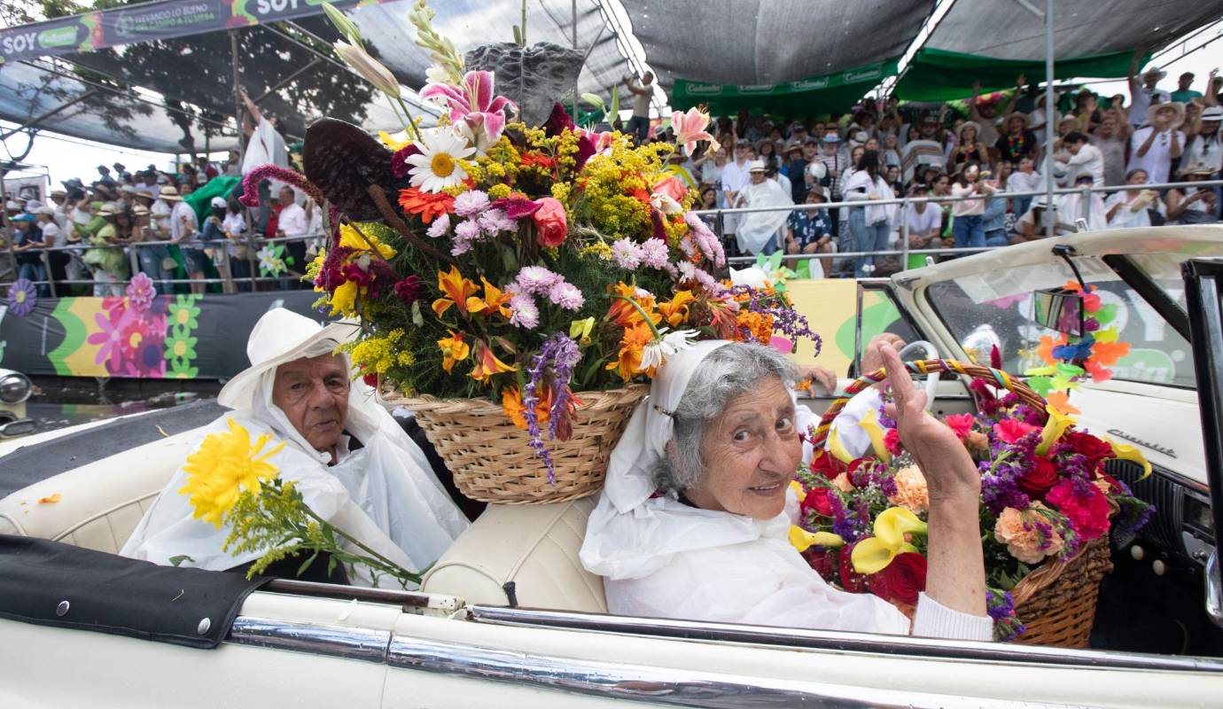 Los pioneros del desfile este año hicieron el recorrido en autos clásicos. Foto: Esneyder Gutiérrez 