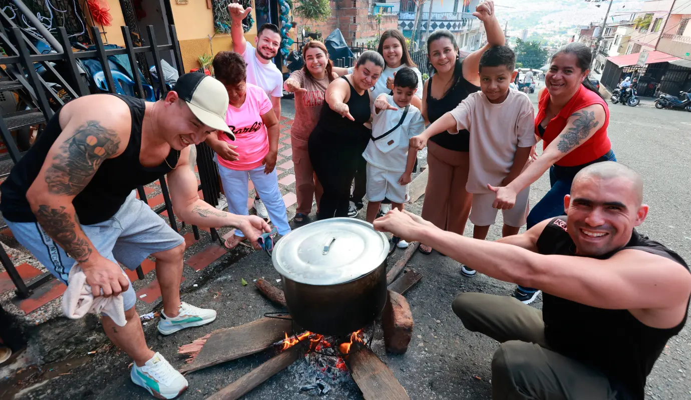 Desde temprano, vecinos sacan ollas enormes a la calle, improvisan fogones con leña o gas y organizan turnos para cocinar. Foto: Manuel Saldarriaga