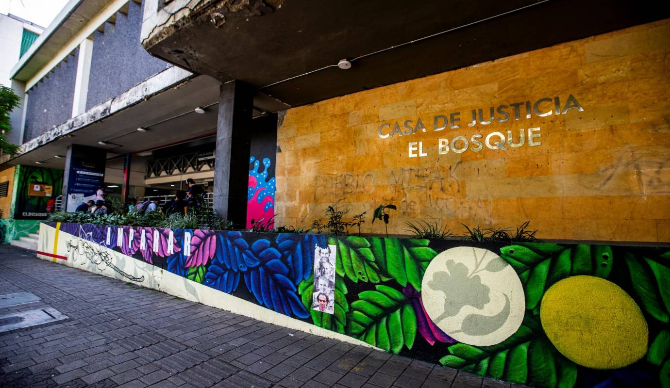 Los coloridos murales hacen parte de la recuperación de las fachadas de la clínica León XIII y la Casa de la Justicia. Foto: Julio César Herrera