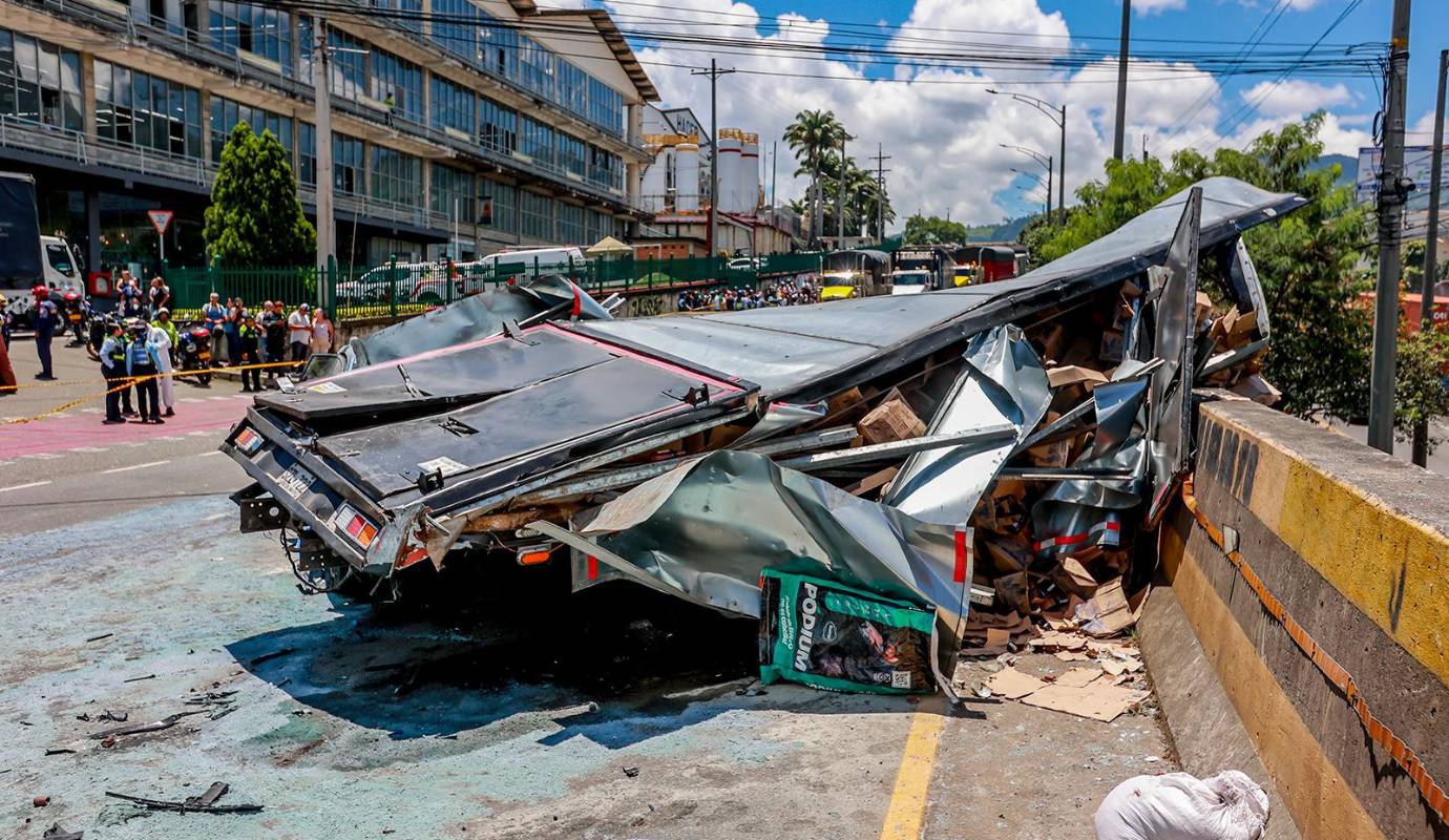 Debido al accidente, todos los vehículos que transitan por este corredor fueron desviados por vías alternas mientras se avanzan con todos los procesos, al tiempo que se custodia la zona para intentar evitar nuevos saqueos. Foto: Manuel Saldarriaga Quintero