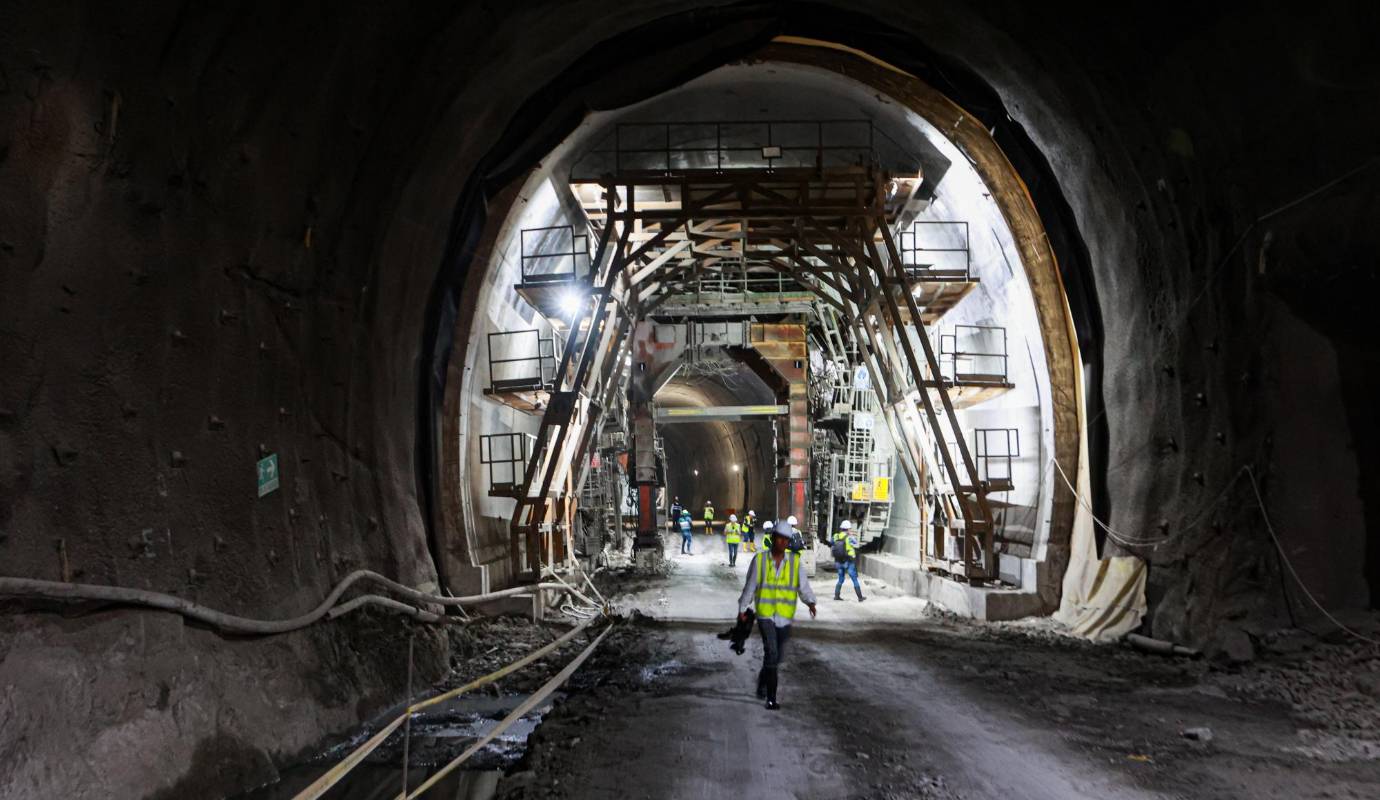 Estos trabajos, que son fundamentales para mejorar la infraestructura vial de la región, están programados para reiniciarse en octubre. Según la información oficial, se espera que a mediados del próximo mes se firme un otrosí en el contrato recientemente cedido por la Nación al Departamento. Foto: Manuel Saldarriaga Quintero.