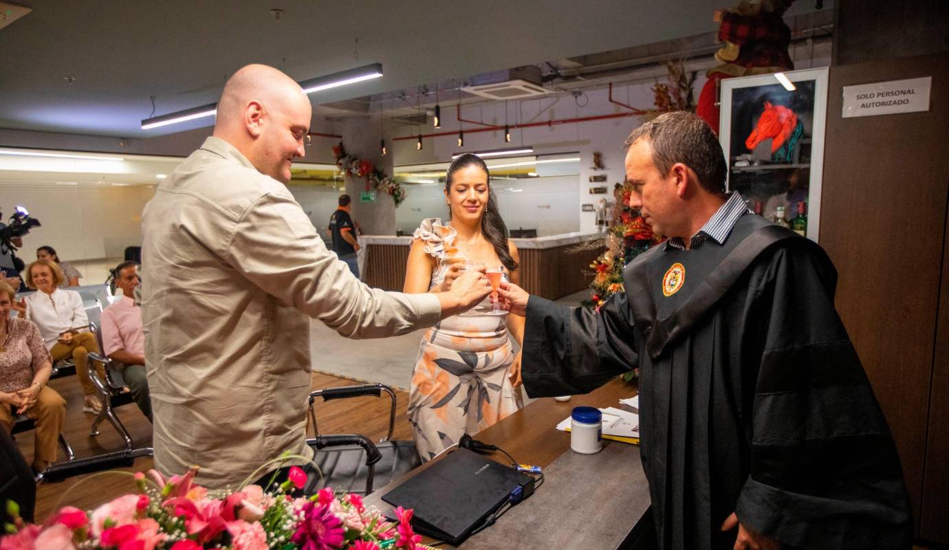 El notario Mauricio Gómez presidió la ceremonia, el pasado Jueves 14 de diciembre y celebró este paso para la inclusión. Foto: Esneyder Gutiérrez