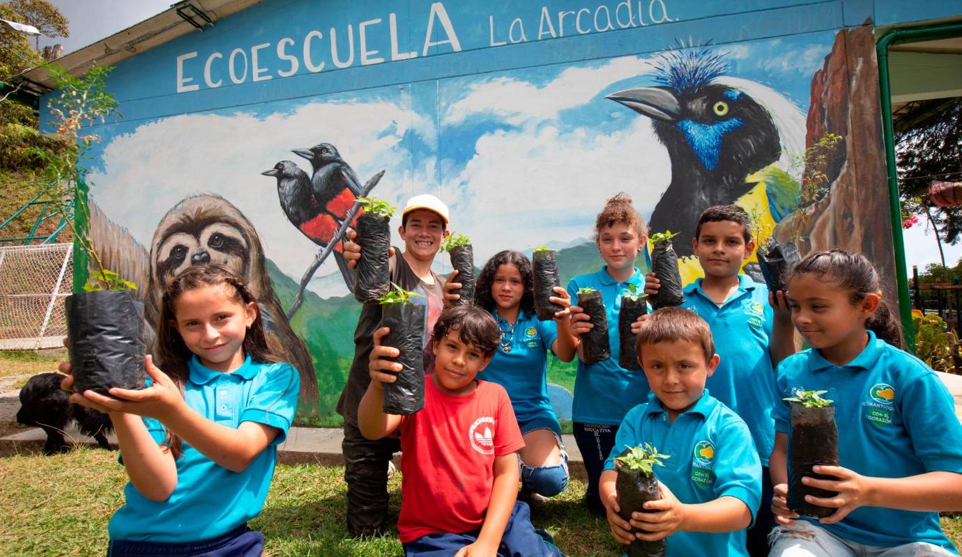 Las Ecoescuelas nacieron en 2020 cuando su directora general, Ana Ligia Mora Martínez, se dio, cuenta de que había que aglutinar los proyectos ambientales y llevar a cabo un proceso de educación ambiental de base comunitaria. En la foto los niños de Santa Bárbara preparados para una sembraton. Foto: Esneyder Gutiérrez 