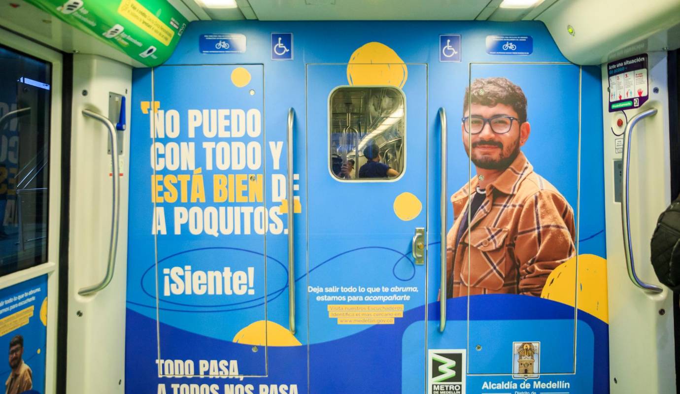 Tres vagones del Metro han sido especialmente decorados con mensajes positivos y llamativos que invitan a los pasajeros a reflexionar sobre sus emociones, a buscar ayuda en caso de necesitarla y a desestigmatizar la salud mental. Foto: Camilo Suárez Echeverry