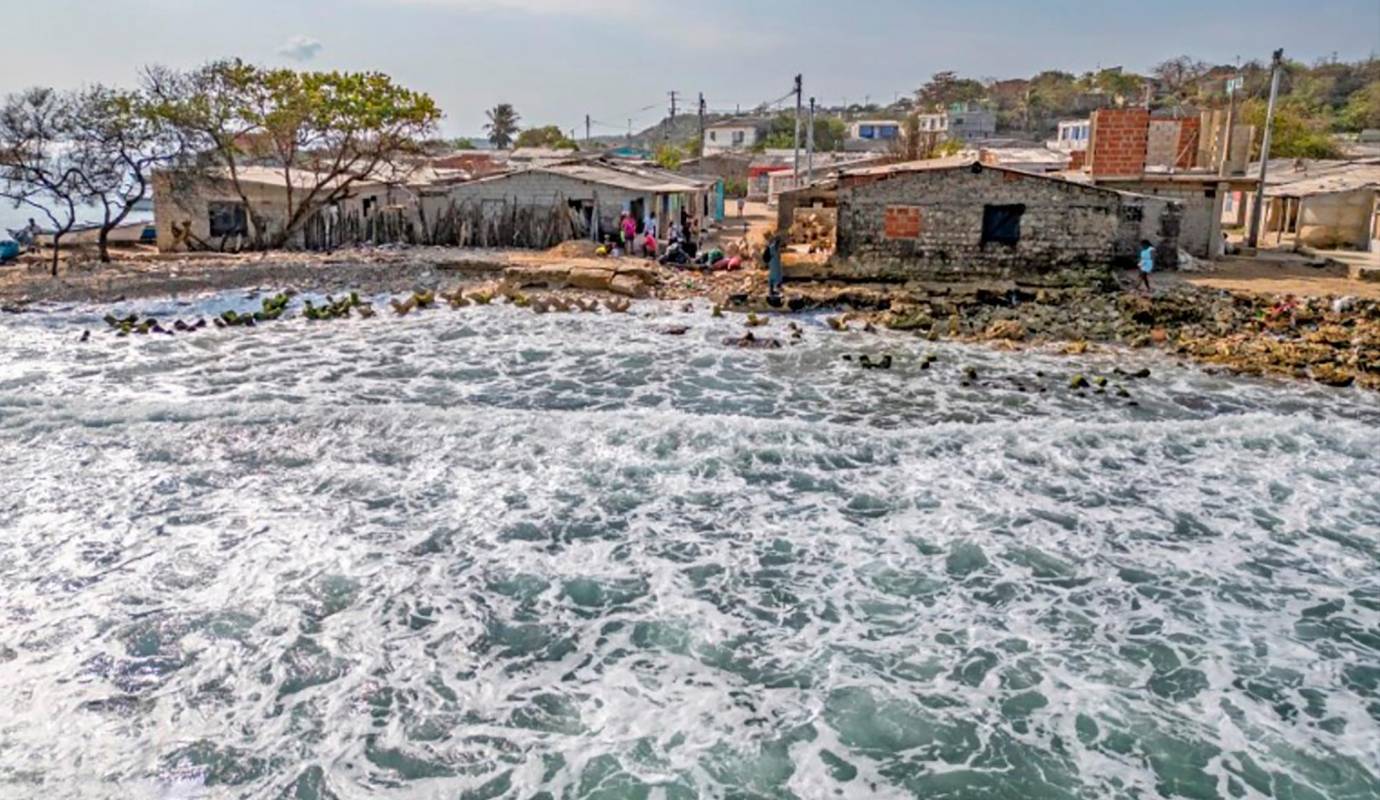 El hecho de que el principal puerto comercial de Colombia en Cartagena haya sido construido en un terreno con cavidades subterráneas que colapsan agrava aún más la situación. Este fenómeno contribuye significativamente al hundimiento de la ciudad y aumenta su vulnerabilidad a los efectos del cambio climático. Foto: AFP