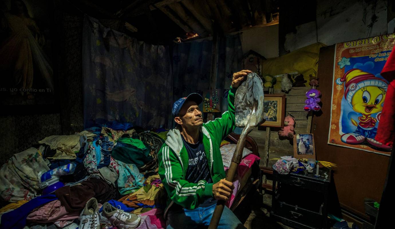 José Luis uno de los tantos paleros de Medellín. Vive en Moravia con su esposa, su hijo y sus perros, en un rancho a donde llegó después de que la casa donde vivía se quemara en el 2017. Cuando llueve se moja casi todo. Foto: Camilo Suárez Echeverry