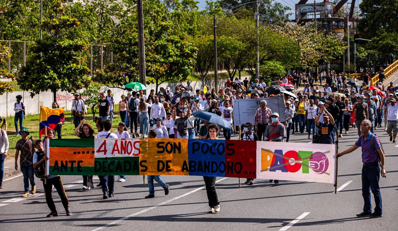 Cerca de las 3:00 pm llegaron los estudiantes convocados desde la Universidad de Antioquía hasta las instalaciones de la Fiscalía en Medellín. Foto: Carlos Velásquez