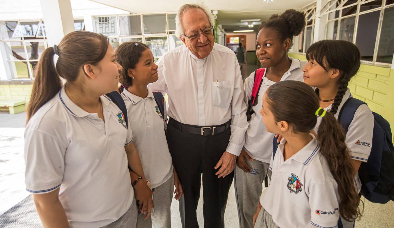  Monseñor Armando Santamaría Ortiz en compañía de un grupo de jóvenes que hacen parte de la sede bachillerato de la Fundación Hogares San José. Foto: Carlos Velásquez