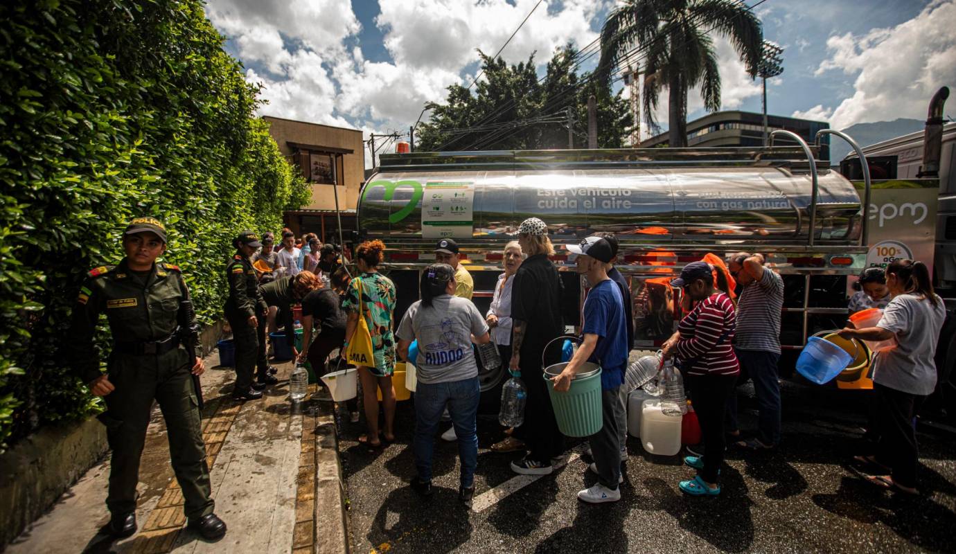 Para mitigar las necesidades de la comunidad y valiéndose de carrotanques, EPM ha entregado hasta ahora más de 635.000 litros de agua potable en los barrios de Envigado. Foto: Carlos Velásquez