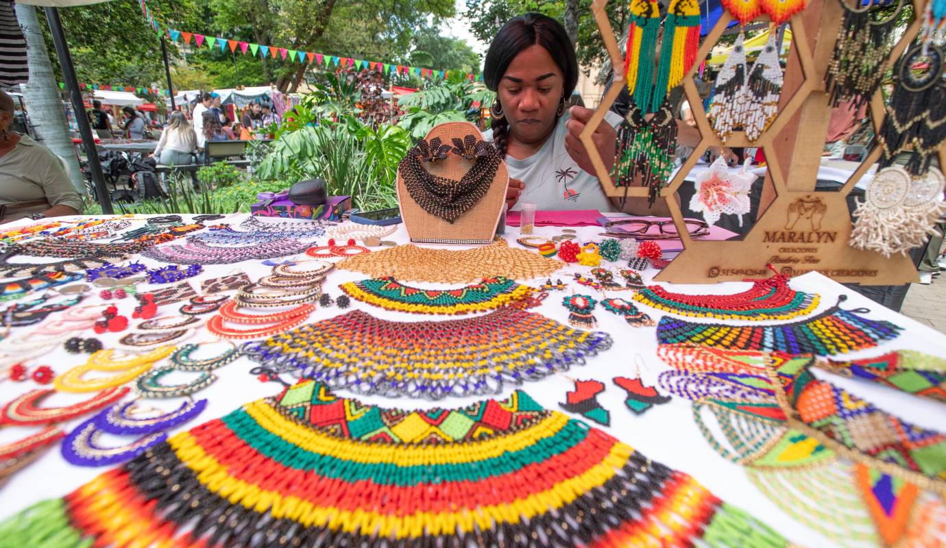 El primer sábado de cada mes, el Parque Bolívar de Medellín se transforma en un vibrante escenario de arte y tradición con la llegada del emblemático Mercado de Sanalejo. Foto: Esneyder Gutiérrez 