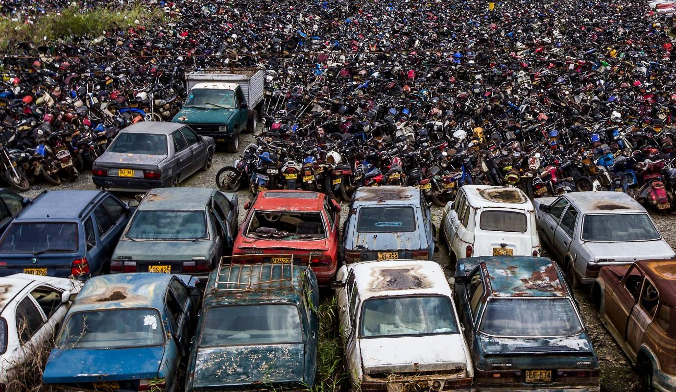 Para poder inmovilizar los vehículos, con esfuerzo, se están habilitando los parqueaderos de la Secretaría de Movilidad de Medellín, en el barrio Caribe, ya que los de la Feria de Ganados, en el noroccidente de la ciudad, y el del Parque de Las Aguas, en los límites de Girardota y Barbosa, que también pertenecen al Distrito, se encuentran colapsados. Foto: Julio Cesar Herrera.