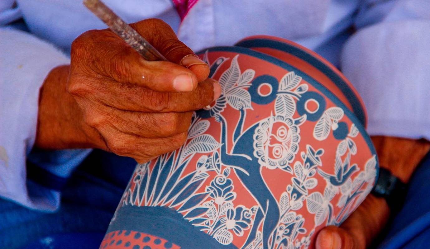 Herencia en movimiento: las manos de un alfarero tonalteca transforman la arcilla húmeda en piezas de alto valor artístico e identitario. Foto: Oficina de Visitantes y Convenciones de Guadalajara