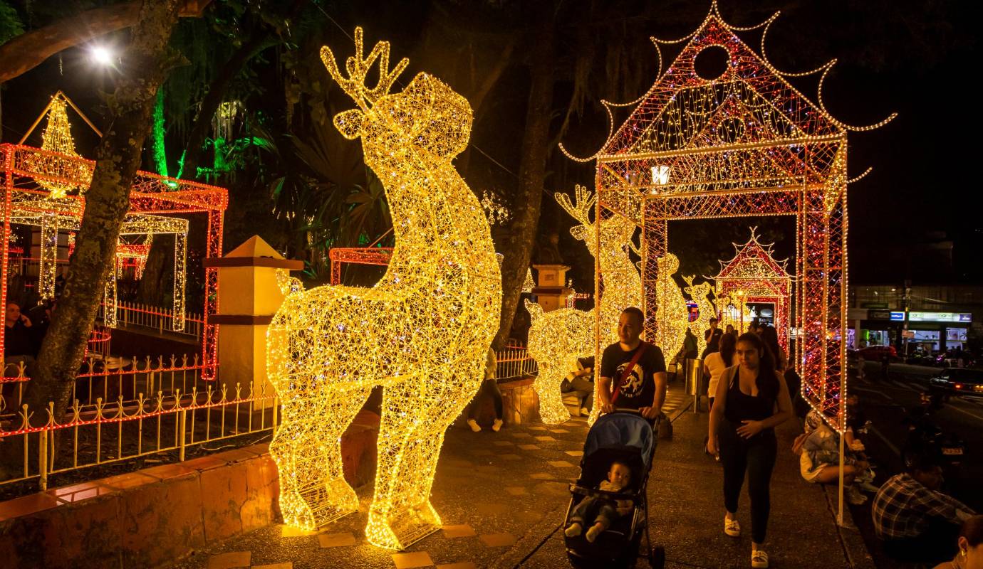 El parque principal de Copacabana como todos los años se vistió de navidad con miles de luces coloridas. Foto: Carlos Velásquez