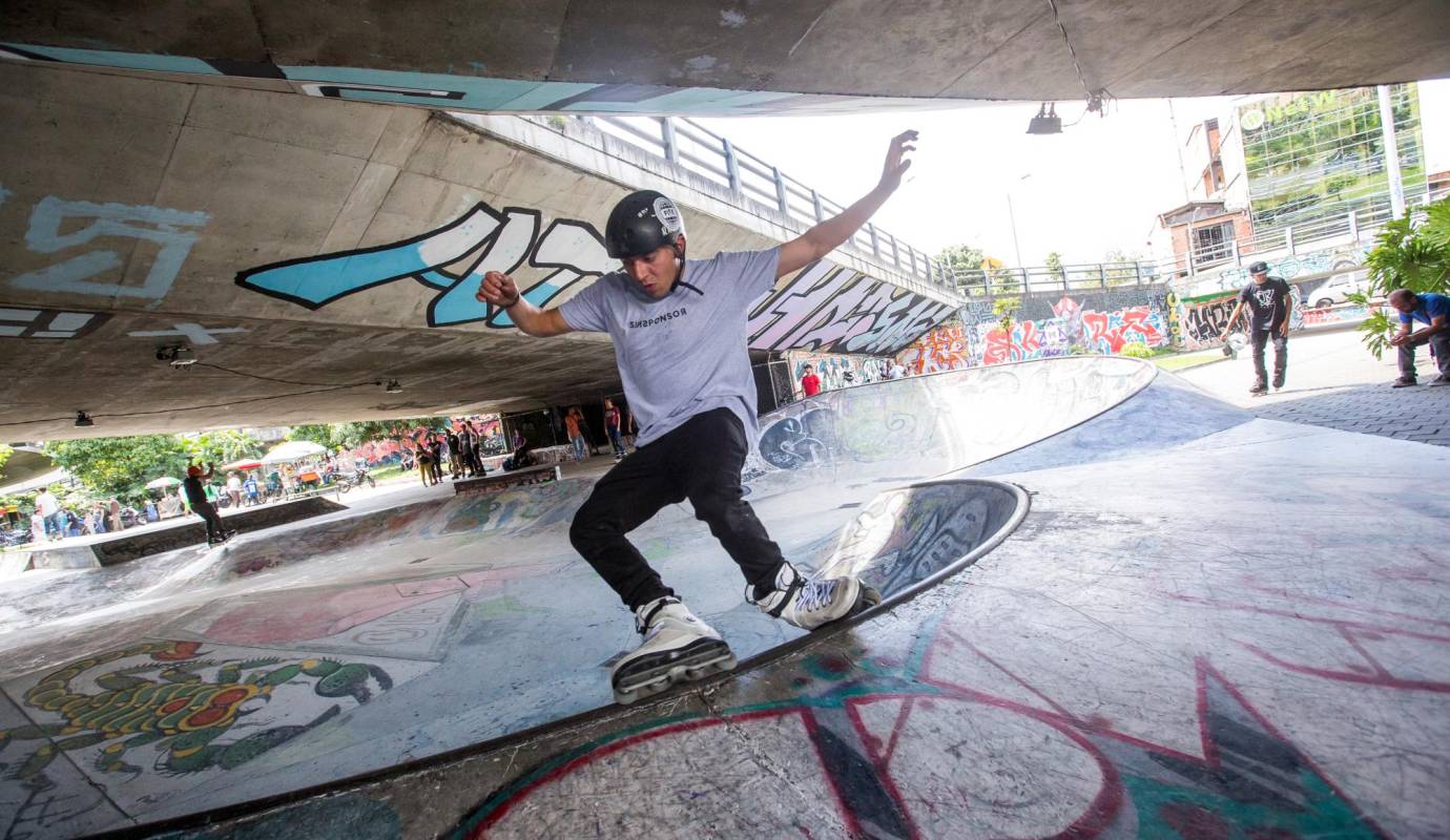 En imágenes | Tony Hawk, leyenda del skateboarding, está en Medellín volando en su tabla