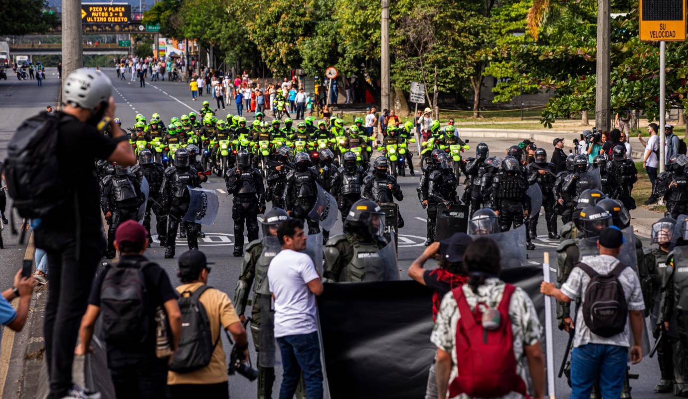 Las autoridades hicieron presencia en el lugar para dispersar a los manifestantes y desbloquear la autopista. Foto: Carlos Velásquez