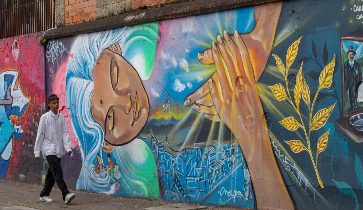 La tercera galería se llama Otras voces, son grafitis ubicados al frente de la estación del metrocable y que interpretan la singular relación de los habitantes con las características físicas del barrio: sus escalas por doquier, sus lomas, sus laberintos, las casas y su geometría imposible. Foto: Esneyder Gutiérrez Cardona 