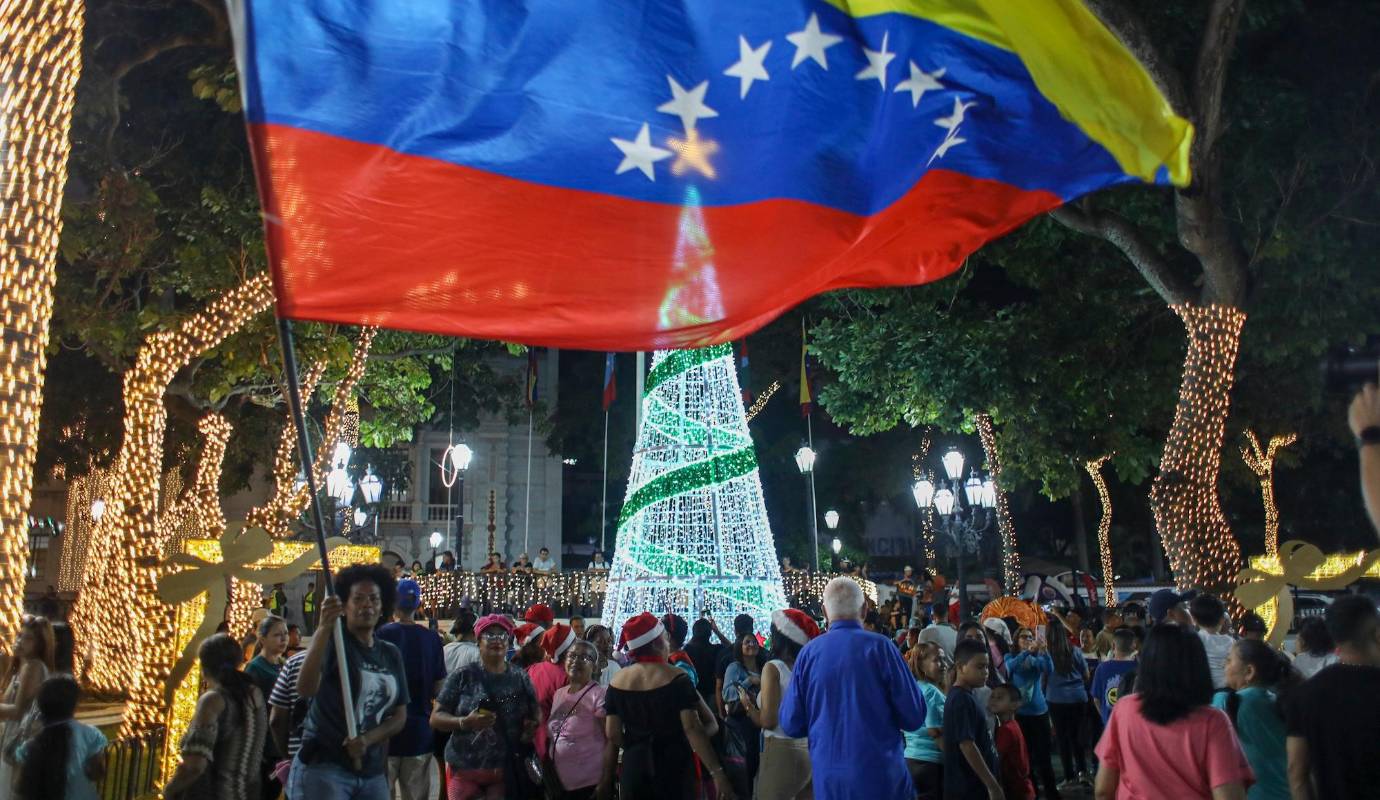 En plena crisis, Venezuela celebra la Navidad desde octubre. Por segundo año consecutivo, el país ha decidido adelantar las festividades navideñas, con el propósito de incentivar el consumo, fortalecer la unión cultural y brindar un respiro de esperanza a la población en medio de la difícil situación que atraviesa. Foto: GETTY