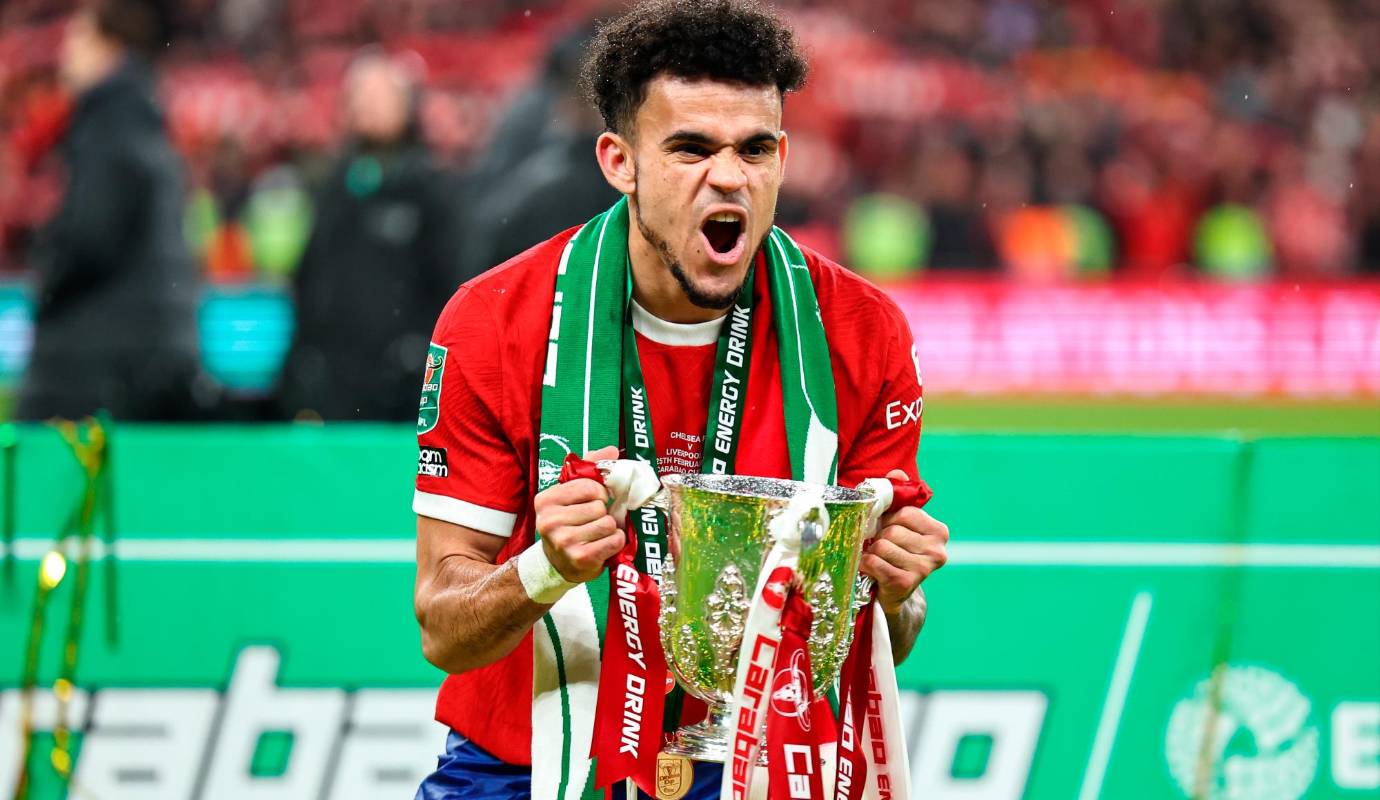 Luis Díaz con el trofeo de la EFL Cup. Foto: Getty