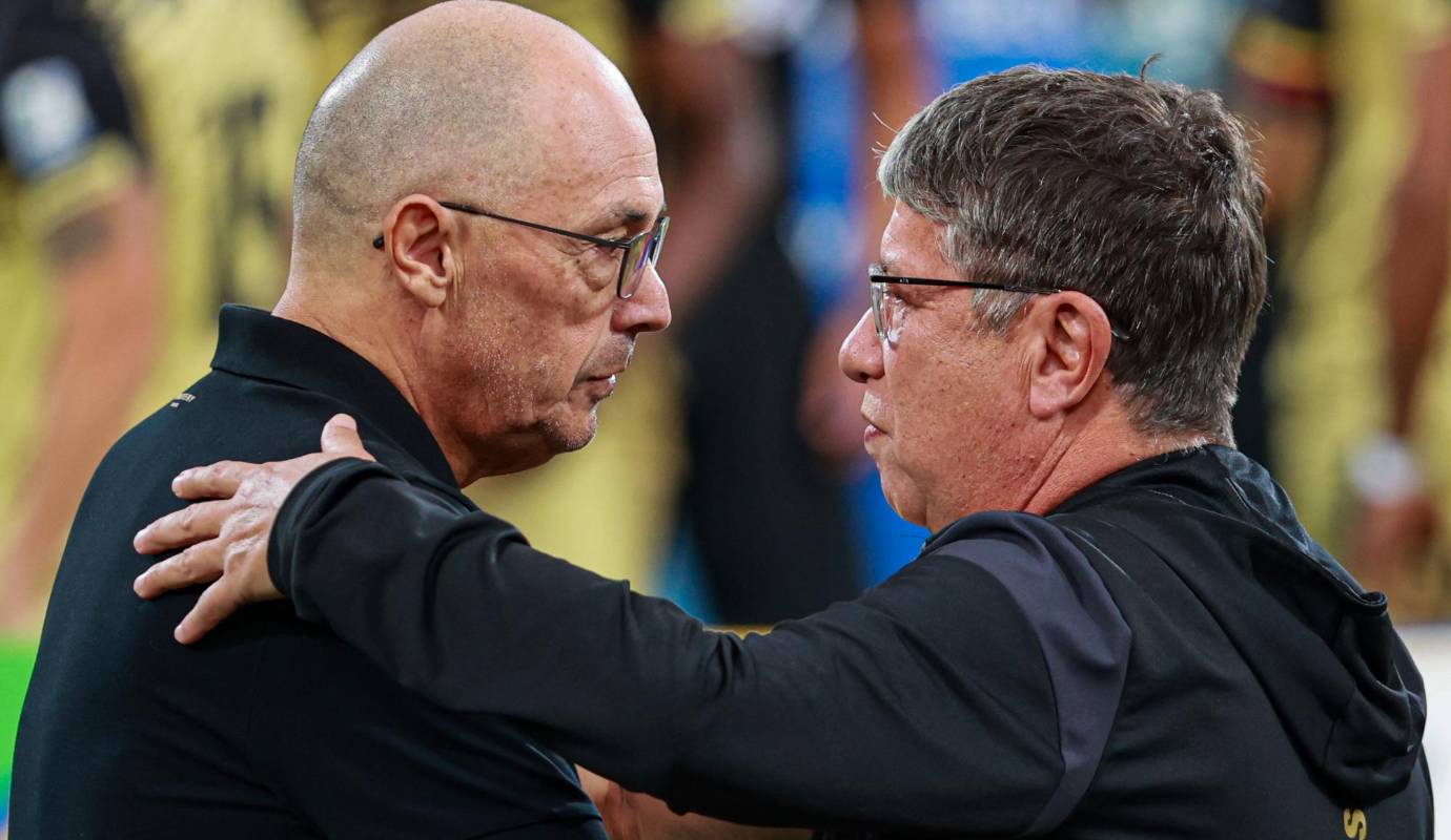 El entrenador uruguayo Alfredo Arias y Hernán “el Bolillo Gómez” se dieron un caluroso saludo antes del inicio del juego. Foto: Manuel Saldarriaga Quintero. 