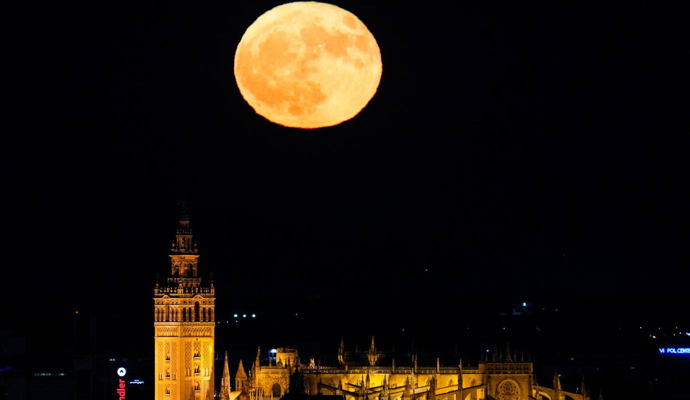 Sevilla, España, “Superluna del Ciervo” es un fenómeno astronómico que se produce cuando la luna llena de julio coincide con el perigeo, el punto de la órbita de la Luna donde está más cercano a la Tierra. Foto: GETTY