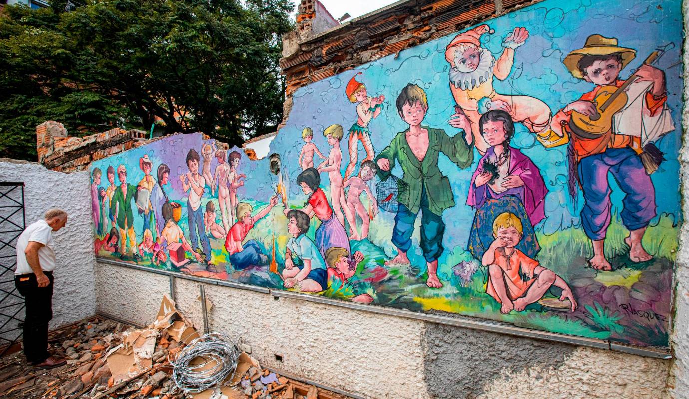 Según cuentan los residentes, la sorpresa de los obreros fue mayúscula pues no es cosa de todos los días encontrarse una pintura tan grande. Foto: El Colombiano