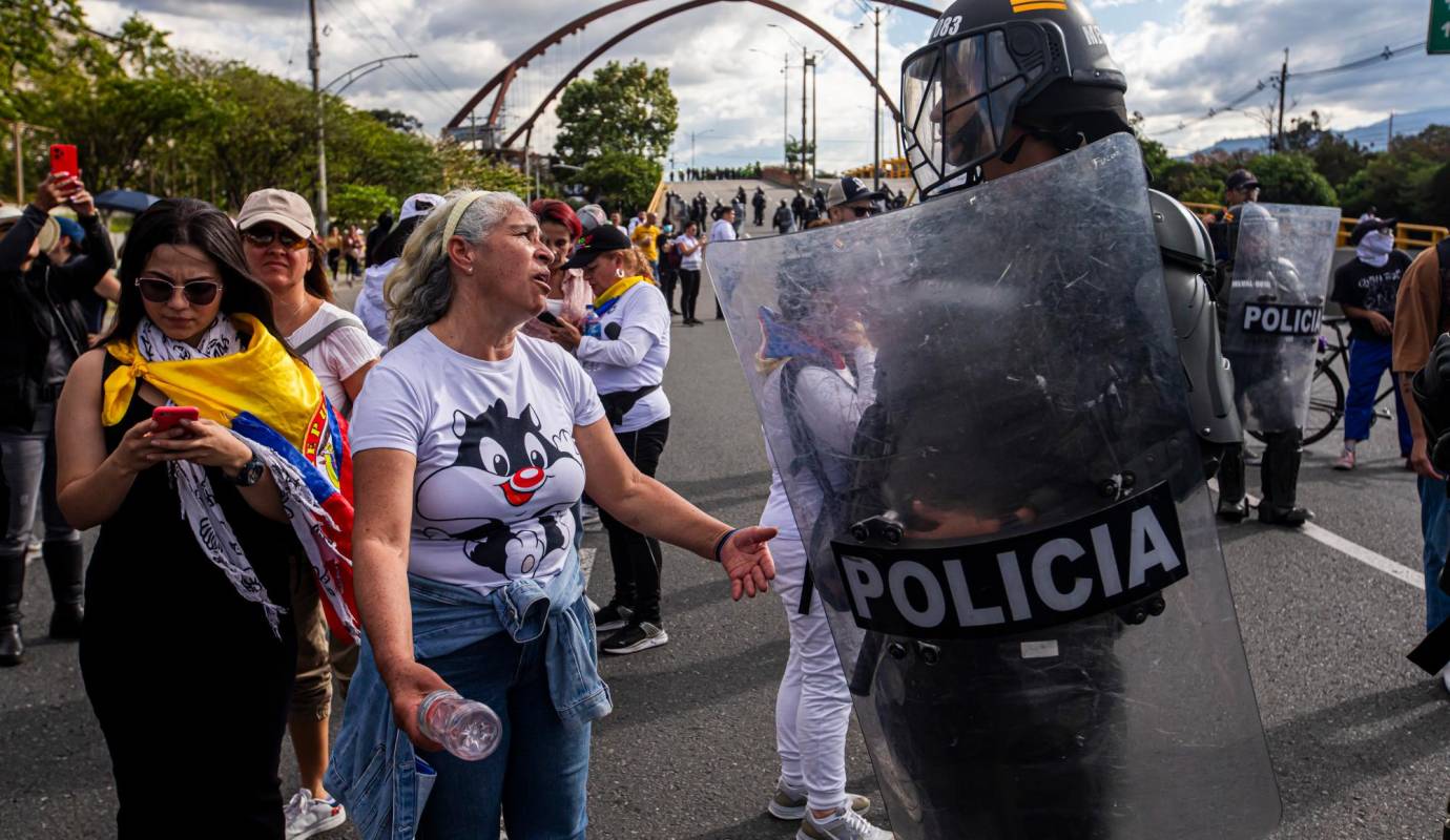 Manifestantes les reclamaron de manera pacifica a los uniformados por el lanzamiento de gases. Foto: Carlos Velásquez