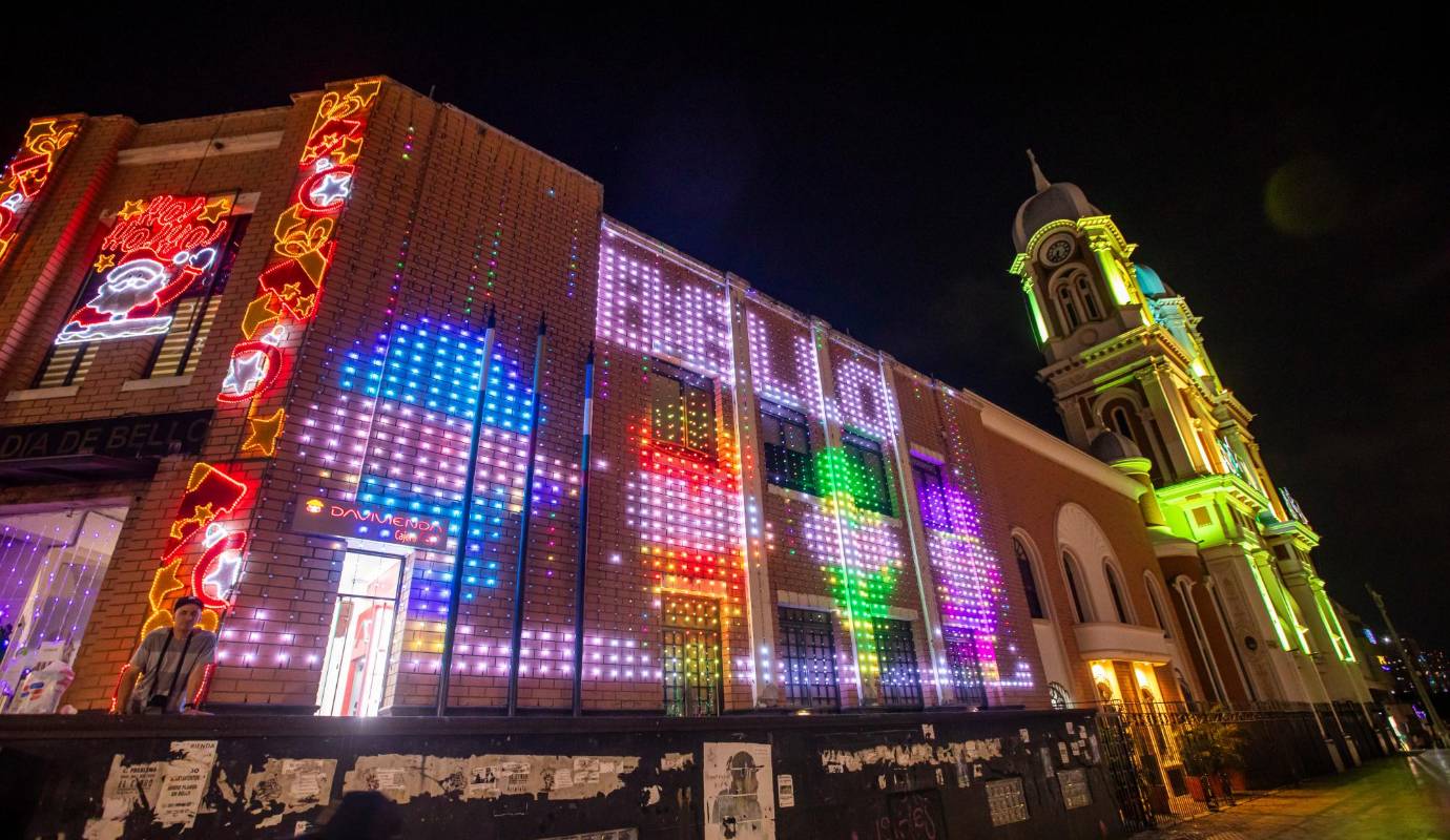 El edificio de la alcaldía fue decorado con luces con movimiento que proyectan figuras navideñas, pesebres y mensajes de feliz navidad. Foto: Carlos Velásquez
