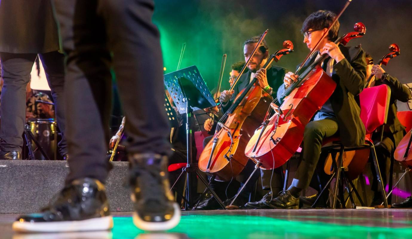 Con más de 70 músicos en escena la Filarmónica Metropolitana y la orquesta Son Habana All-Stars interpretaron los temas clásicos de la salsa y pusieron a gozar a los asistentes. Foto: Carlos Velásquez