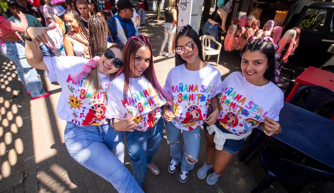 Desde la mañana de este viernes las puertas del Mañana será bonito Fest se abrieron a los asistentes, que pudieron disfrutar de distintas actividades en las inmediaciones del escenario deportivo, diseñadas especialmente por el equipo de producción de la Bichota. Foto: Carlos Velásquez