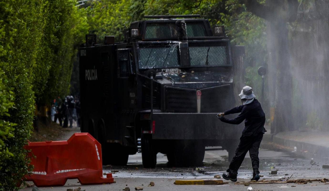 Los manifestantes atravesaron varios camiones para impedir el paso de los automotores. Foto: Carlos Velásquez