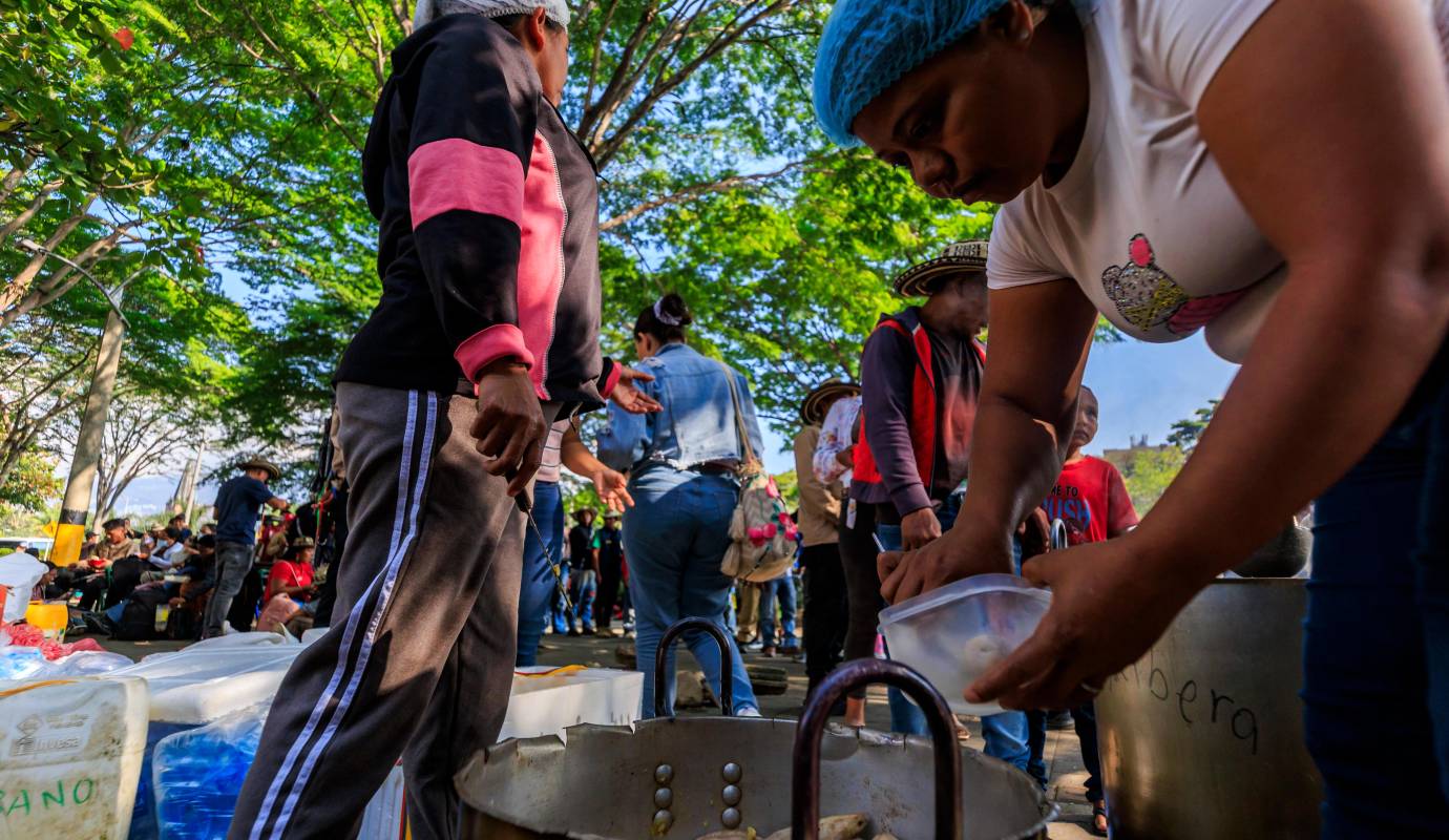 Al menos 500 integrantes de la denominada Minga indígena llegaron a la ciudad en 12 buses y, hacia las 4:30 de la mañana, comenzaron a concentrarse en las inmediaciones de este complejo administrativo donde funcionan la Alcaldía de Medellín y la Gobernación de Antioquia. Foto: Camilo Suárez Echeverry