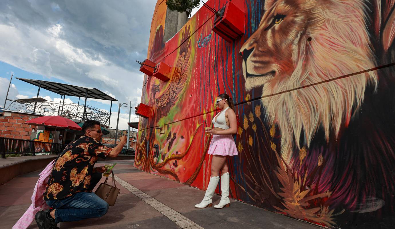 El mural, que fusiona graffiti lettering con imágenes icónicas de la zona, fue realizado por un equipo de artistas dirigidos por Pictopia Medellín, en colaboración con habitantes del sector. Foto: Manuel Saldariaga Quintero.