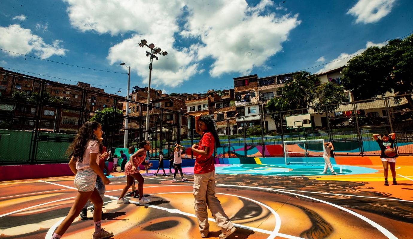 Con su entrega oficial la Fundación Pintuco, busca fortalecer el tejido social de la Comuna 16, ofreciendo un espacio donde la comunidad pueda integrarse y disfrutar en un entorno lleno de creatividad y vitalidad. Foto: Camilo Suárez Echeverry