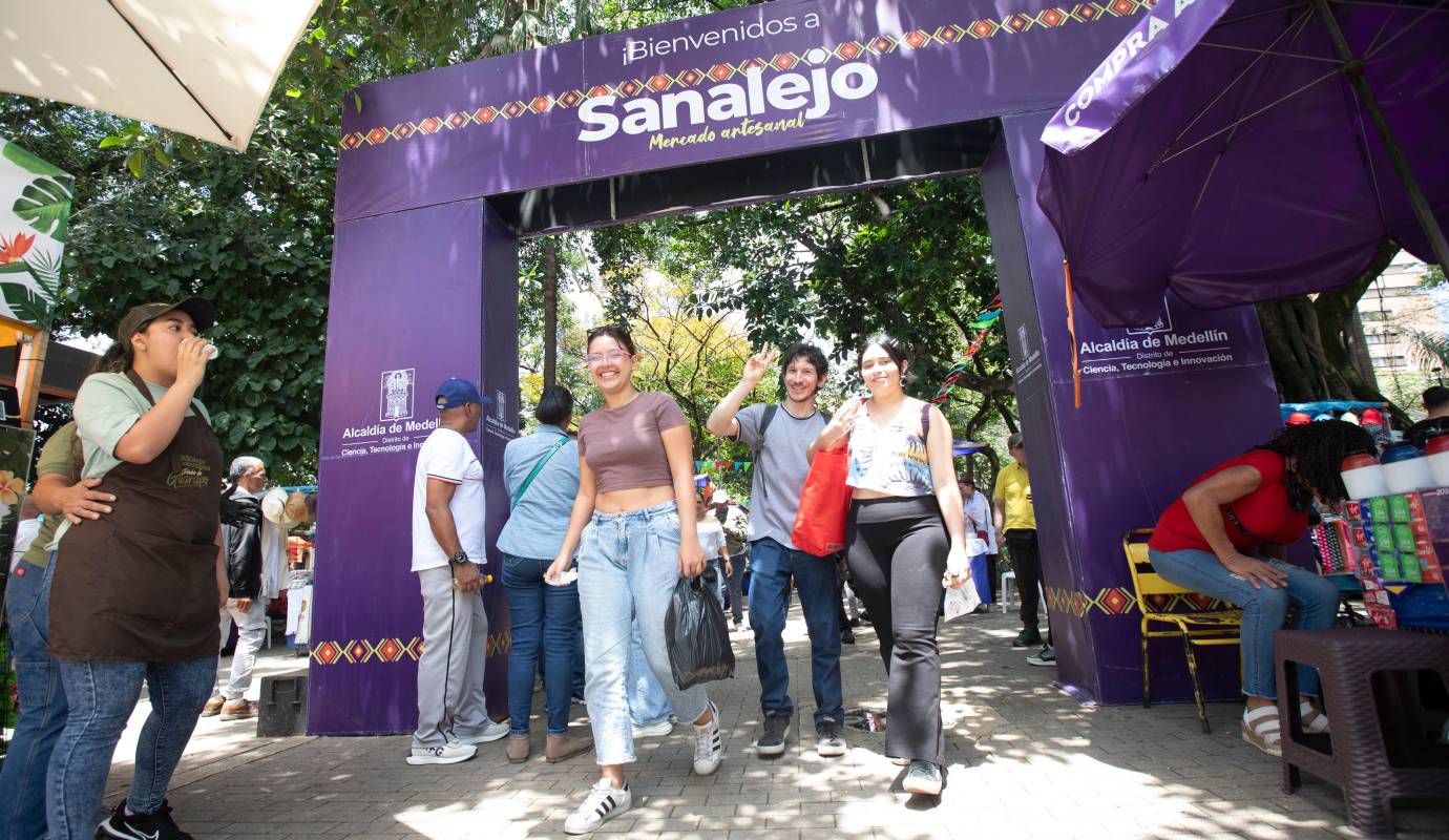 Además de las exposiciones artesanales, los asistentes pueden disfrutar de presentaciones artísticas y culturales, que incluyen música en vivo, danzas folclóricas y cuentería, convirtiendo el mercado en una experiencia integral. Foto: Esneyder Gutiérrez 