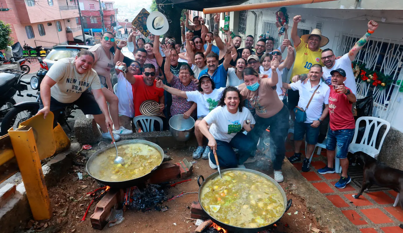 En fogones improvisados y con ingredientes frescos, las familia Herrera de Manrique, mantuvieron viva una de las tradiciones más queridas de la región. Foto: Manuel Saldarriaga